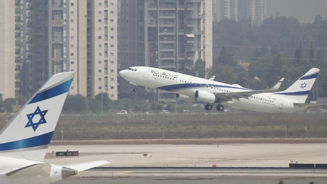 Pesawat Arkia Airlines yang membawa Presiden Israel Isaac Herzog melintas dari Abu Dhabi kembali ke Tel Aviv pada Selasa (6/12) menjadi sorotan publik.