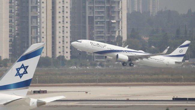 Pilot Israel Lintasi Saudi Bawa Presiden Sapa Petugas: Assalamualaikum Pesawat Arkia Airlines yang membawa Presiden Israel Isaac Herzog melintas dari Abu Dhabi kembali ke Tel Aviv pada Selasa (6/12) menjadi sorotan publik.