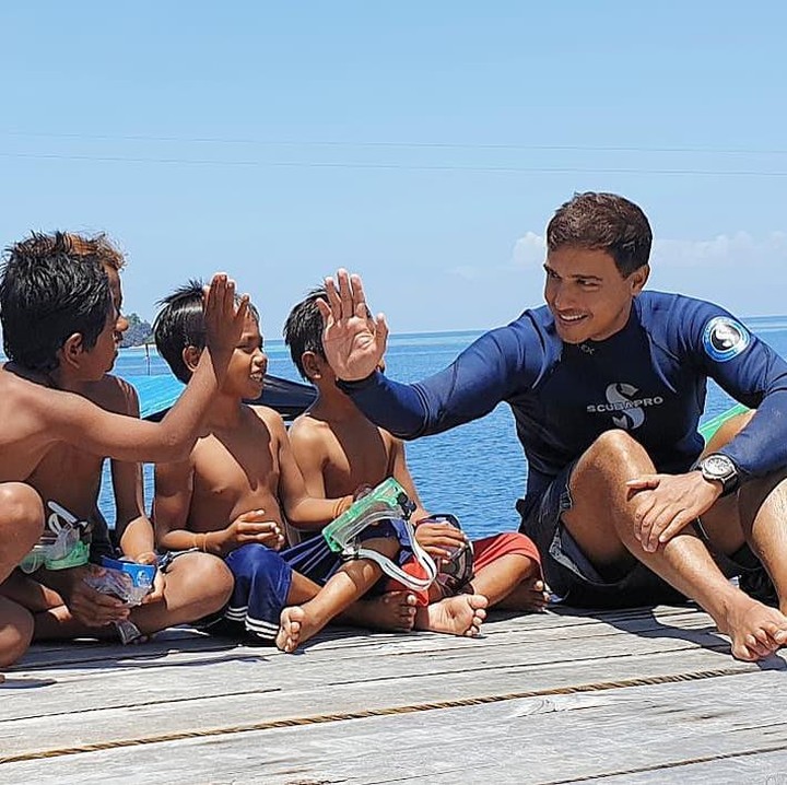 <p>Pria yang berprofesi sebagai aktor ini juga suka dengan anak-anak. (Foto: Instagram @hamishdw)</p>