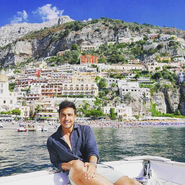 <p>Ia juga suka menghabiskan waktu jalan-jalan, Bunda. (Foto: Instagram @hamishdw)</p>