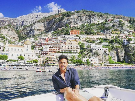7 Potret Tampan Hamish Daud, Abang Galon Raisa yang Bikin Baper Netizen
