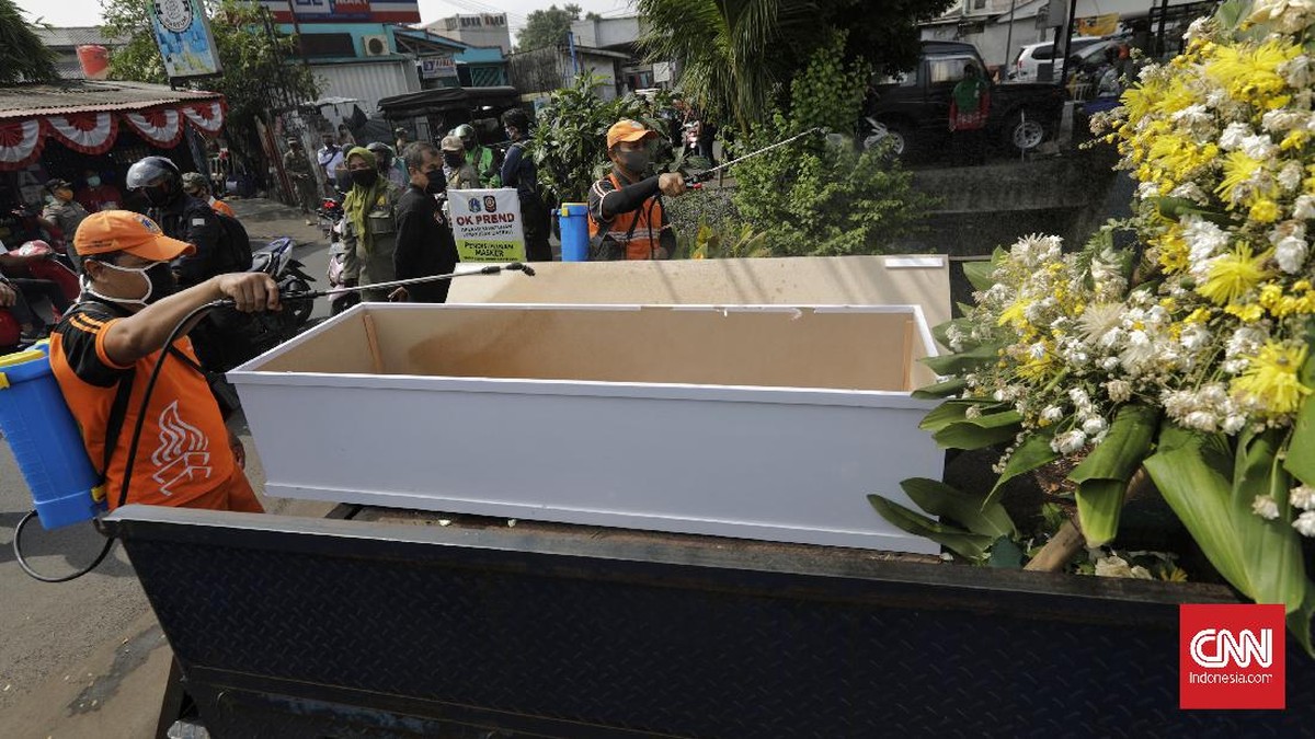 FOTO: Hukuman Masuk Peti Mati Bagi Pelanggar PSBB Jakarta