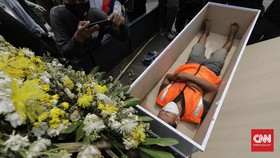 FOTO: Hukuman Masuk Peti Mati Bagi Pelanggar PSBB Jakarta
