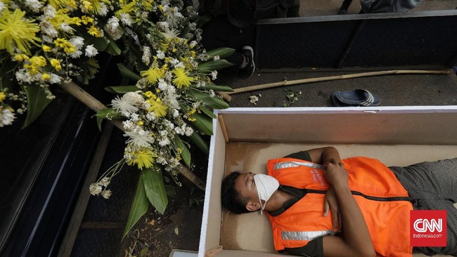 FOTO: Hukuman Masuk Peti Mati Bagi Pelanggar PSBB Jakarta