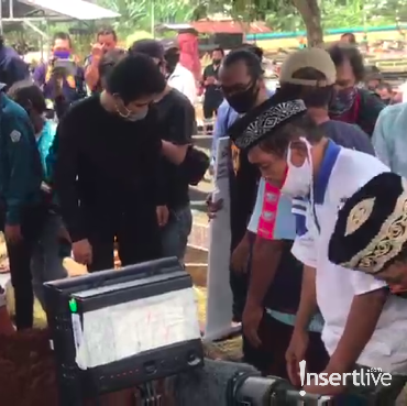 Suasana Pemakaman Komedian Idan Separo