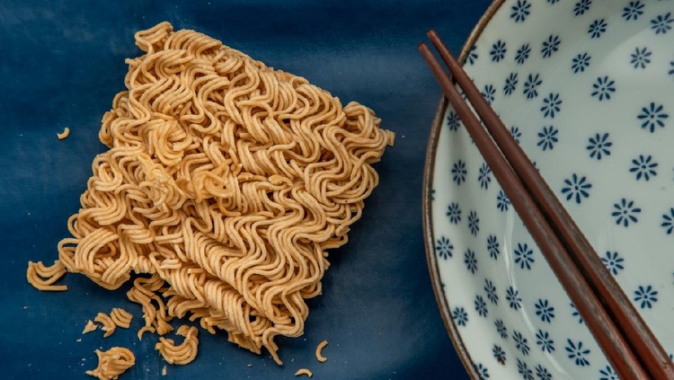 Ilustrasi mi instan Easy food, Dried instant noodles and hot water in a bowl.