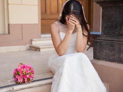 Dijodohkan dengan Pria Lebih Tua 18 Tahun, Gadis Ini Nangis Dipelukan Ibu