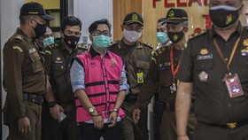 Hakim Tolak Eksepsi Perantara Suap Djoko Tjandra-Pinangki