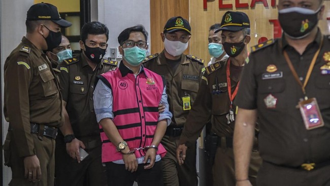 Majelis Hakim Pengadilan Tipikor Jakarta akan melanjutkan sidang perkara suap pengurusan fatwa MA setelah menolak eksepsi Andi Irfan Jaya.