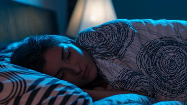 Sebaiknya atur jam tidur konsisten setiap hari agar jantung tetap sehat. Berikut bahaya jam tidur yang tidak konsisten.