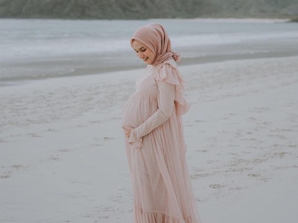 6 OOTD Ibu Hamil Pakai Busana Karya Mendiang Barli Asmara