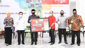 Siswa dan Guru di Jabar Terima Kartu Perdana Gratis 10 GB