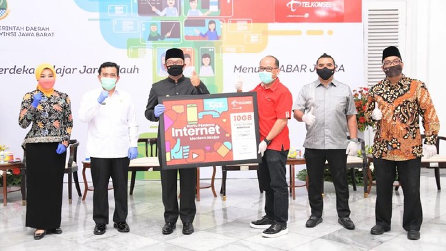 Seluruh siswa dan guru SMA, SMK, dan SLB negeri/swasta di Jabar bulan ini dapat mengakses kartu perdana gratis beserta kuota internet 10 GB untuk PJJ.