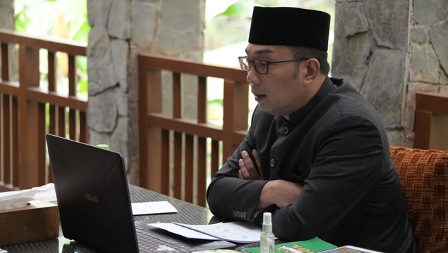 Gubernur Jawa Barat Ridwan Kamil meluncurkan 7 aplikasi sekaligus guna meningkatkan performa birokrasi Pemerintah Daerah Provinsi Jawa Barat, Senin (15/11).