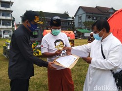 Umat Katolik Berikan Bantuan Santri Positif COVID-19 Ponpes Darussalam