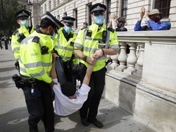Demonstran Anti-Lockdown di London Bentrok dengan Polisi