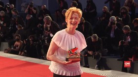 VIDEO: Tilda Swinton Raih Golden Lion di Venice Film Festival