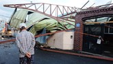 FOTO: Topan Maysak Terjang Semenanjung Korea Topan Maysak menerjang Semenanjung Korea pada Rabu (2/9) malam. Busan dan kawasan pantai selatan Korsel mengalami kejadian tersebut pada Kamis (3/9) pagi.
