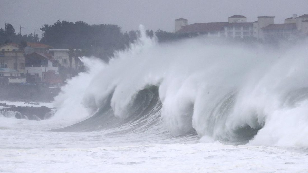 FOTO: Topan Maysak Terjang Semenanjung Korea