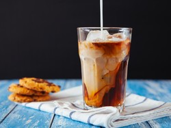 5 Tips Menikmati Es Kopi Susu Kekinian yang Lebih Sehat