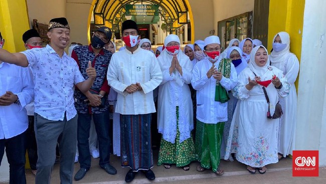 Sejumlah pasangan di daerah beramai-ramai melakukan konvoi dan mengacuhkan protokol jaga jarak saat KPU membuka pendaftaran bakal calon daerah secara serentak.