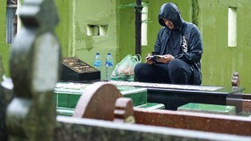 Jelang Daftar Pilwalkot Medan, Bobby Nasution Ziarah Makam