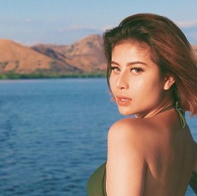 Body Goals Awkarin Liburan di Labuan Bajo Bareng Sabian Tama