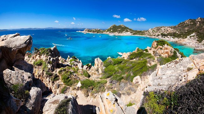 Pantai Is Benas di Sardinia, Italia jadi tujuan pernikahan naturis usai pemerintahkan mengizinkan pasangan ucapkan janji pernikahan tanpa pakaian alias bugil.