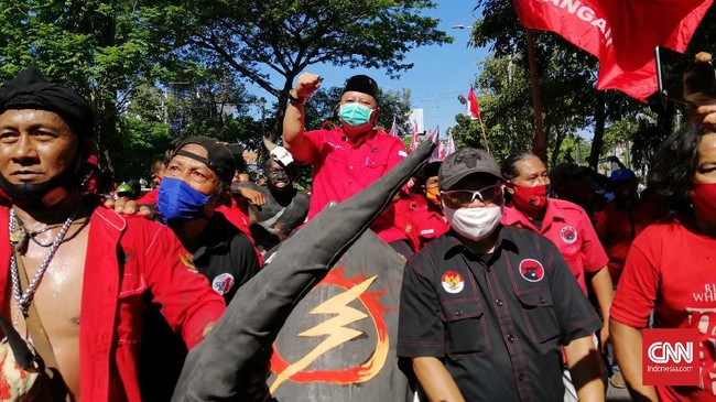 Putra dari Wali Kota Surabaya Tri Rismaharini, yakni Fuad Bernardi disebut merusak keharmonisan internal kader PDIP di Pilkada Surabaya.