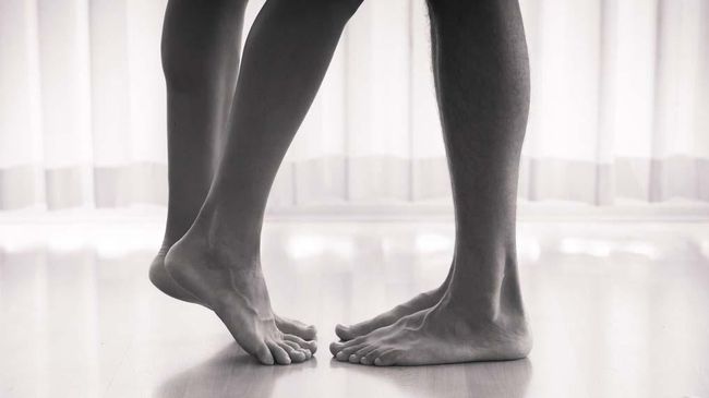 Posisi seks berdiri terkadang dirasa membosankan dan bikin kaki pegal. Ada beberapa cara melakukan seks berdiri yang bisa Anda coba.