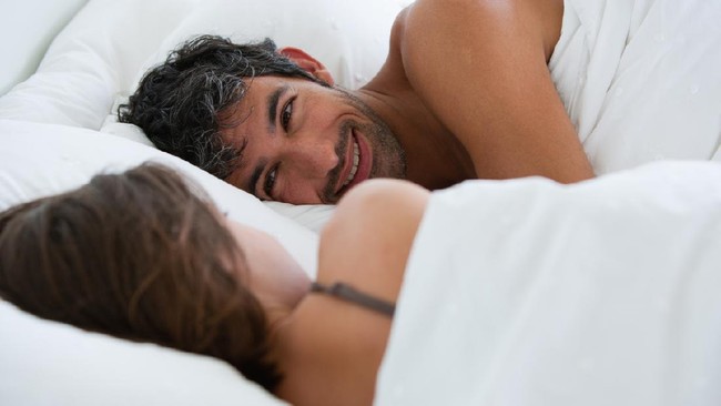 Seks juga bisa jadi sarana untuk mengekspresikan cinta, hasrat, dan perhatian. Berikut beberapa tips membuat hubungan seks jadi lebih romantis.
