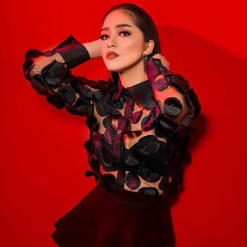 img-title Jadi Panutan, 5 Artis yang Tetap Percaya Diri dengan Bodyshape Mereka