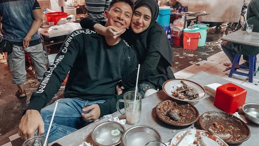 Manisnya Sonny Septian dan Fairuz Saat Kulineran Bersama Keluarga