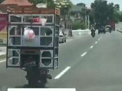 Mantap! Emak-emak Jualan Sayur Ngebut Naik Motor Sport
