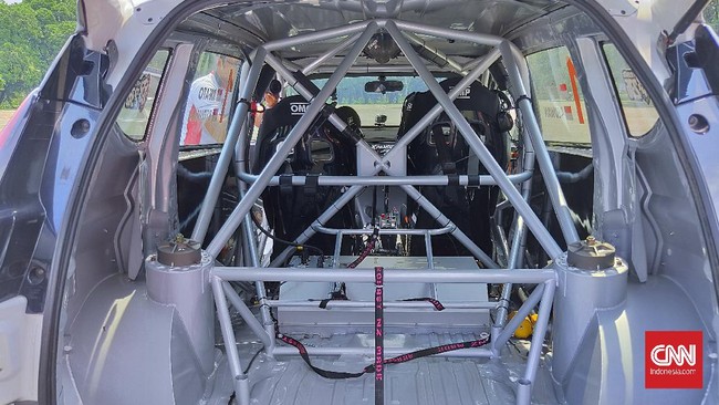 Roll bar di mobil balap yang ditumpang Bambang Soesatyo merupakan komponen keselamatan vital yang dapat menyelamatkan nyawa seseorang.