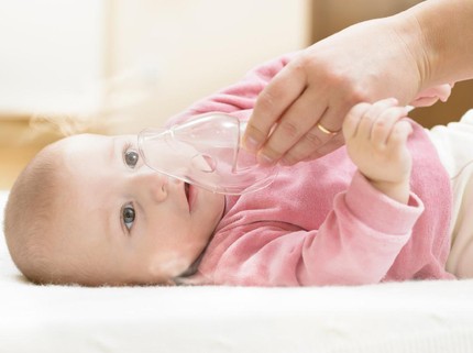 4 Cara Merawat Bayi yang Mengalami Mengi atau Napas Berbunyi