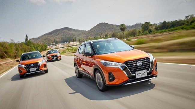 Meski diklaim menawarkan sensasi berkendara mobil listrik, Nissan Kicks e-Power adalah mobil hybrid yang tetap butuh mengisi bensin.