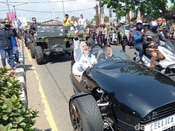 Daftar ke KPU Karawang, Cellica-Aep Tunggangi Motor Vanderhall Venice