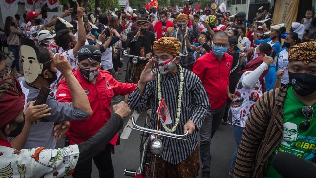 Tak sedikit pasangan calon yang membawa massa saat mendaftar ke KPU. Namun, KPU, Bawaslu dan Kemendagri tidak ada yang mau menindak tegas.