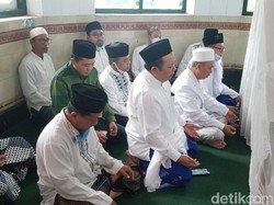 Hendy-Gus Firjaun Ziarah Makam Tokoh NU Jember Sebelum Daftar ke KPU