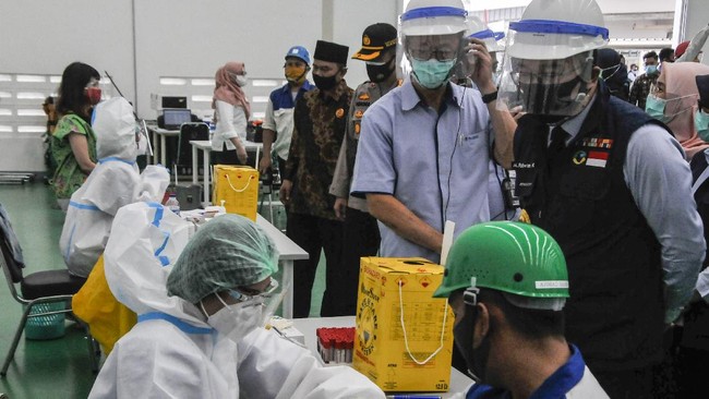 Epidemiolog Universitas Griffith Australia, Dicky Budiman menjelaskan pabrik-pabrik di Indonesia yang menjadi tempat penyebaran Covid-19.