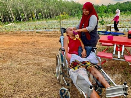 Viral Istri Setia Jaga Suami Lumpuh, Cari Nafkah Jualan Nanas di Pinggir Jalan