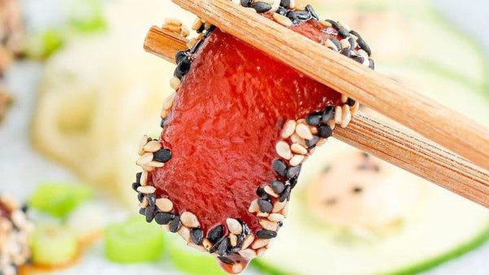 Cuma 4 Langkah! Resep Sushi Vegan Semangka yang Rasanya Mirip Tuna