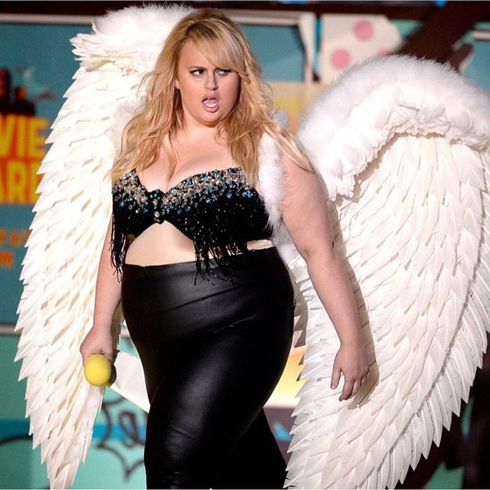 Rebel Wilson memang dikenal publik dengan penampilan tubuh yang berisi. Memakai pakaian terbuka sekali pun bukan hal masalah bagi Rebel untuk memperlihatkan tubuhnya. Meski begitu dia tetap tampil percaya diri menjalani profesinya sebagai aktris sekaligus komedian. Wanita kelahiran 20 Maret 1980 ini juga memiliki suara merdu yang terlihat dari film musikal 'Pitch Perfect'. (Foto: instagram.com/rebelwilson)