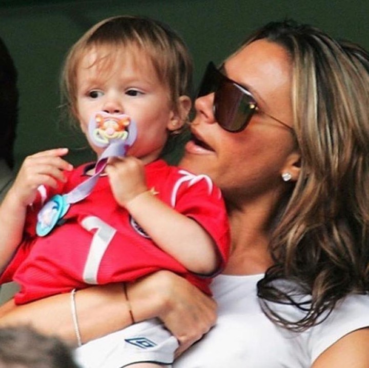 <p>Potret masa kecil Romeo saat digendong Victoria, gemas banget ya. (Foto: Instagram @romeobeckham)</p>