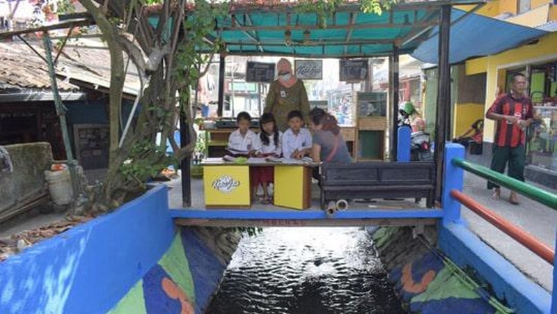 Bank BRI melalui program Corporate Social Responsibility (CSR) 'BRIPeduli Konservasi Sungai' melakukan konservasi Sungai Pagarsih