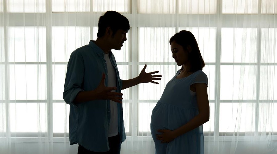 silhouette of pregnant couple arguing and quarreling at home