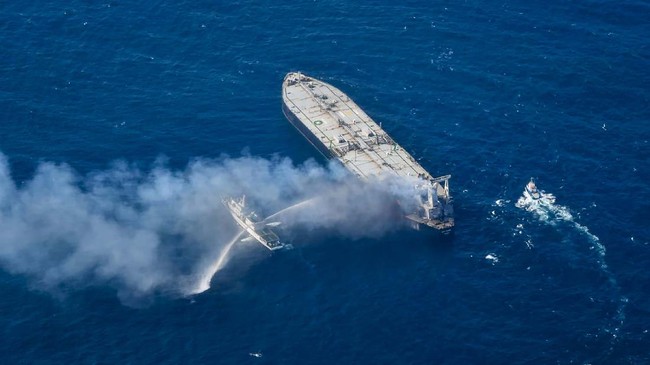 Sebuah rudal jelajah anti-kapal yang diluncurkan dari kawasan di bawah kendali kelompok Houthi Yaman menghantam sebuah kapal tanker komersial.