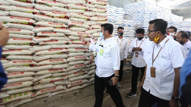 Mentan Syahrul mengecek stok ketersediaan pupuk subsidi guna mengantisipasi kekurangan atau alokasi kebutuhan para petani di masa pandemi Covid-19.
