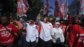 FOTO: Konvoi Daftar Pilkada Serentak di Tengah Pandemi Pasangan calon wali kota dan wakil wali kota dari sejumlah daerah secara serentak mendaftarkan diri dengan melakukan konvoi bersama pendukung di tengah pandemi.